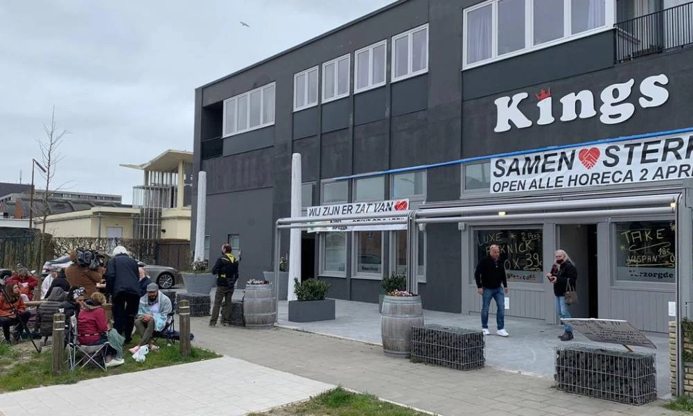 Εστιάτορας σερβίρει σε πελάτες που φέρνουν τα δικά τους τραπέζια